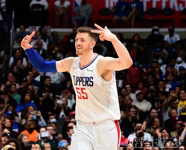 哈尔滕施泰因展现全能 飞身扣篮